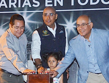 Fortalecen seguridad en Plazas del Sol; entrega MAV nuevas luminarias LED