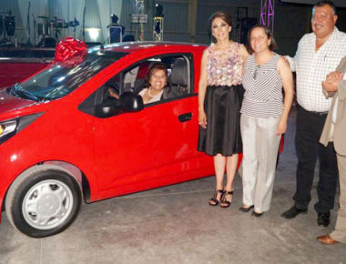 Lucy Quintanar reconoce a Maestros de Ezequiel Montes