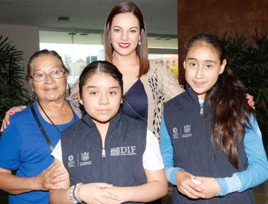 Niña Violeta Luna García asume por un día Presidencia del DIF Estatal