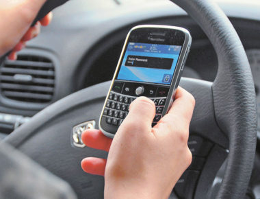 Cuatro de cada 10 habitantes de la CDMX usan celular mientras conducen