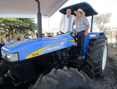 Kuri entrega nuevo tractor a productores agrícolas de Corregidora