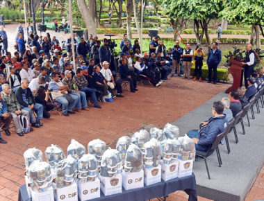 Cumple Marcos Aguilar con aseadores de calzado, se reúne con ellos en la Alameda Hidalgo