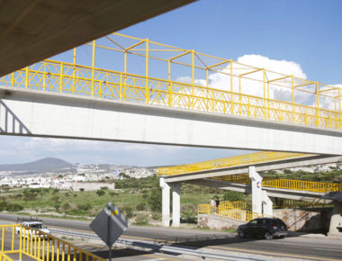 Entrega Mauricio Kuri puente peatonal en comunidad Lourdes El edil Kuri González se comprometió a que en agosto el puente peatonal tendrá luces