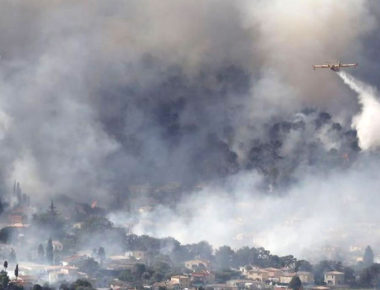 Evacuan a cerca de 12 mil personas en Francia por incendio forestal