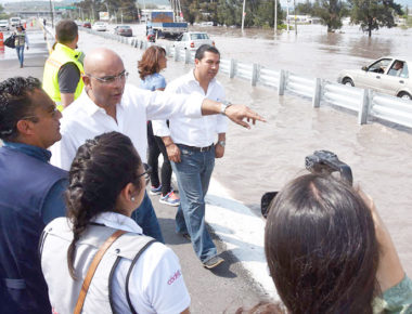 Recorre Marcos Aguilar zonas afectadas por lluvias en Santa Rosa Jáuregui