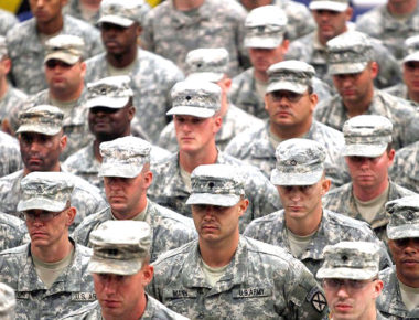 Trump prohíbe transexuales en las Fuerzas Armadas
