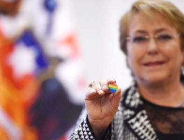 Bachelet firma ley de matrimonio igualitario en Chile