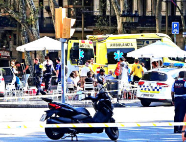Conductor arrolla en una furgoneta a multitud en «La Rambla» Barcelona; deja 12 muertos y más de 90 heridos