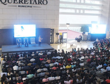 Jóvenes ovacionan a Karla Wheelock en Querétaro