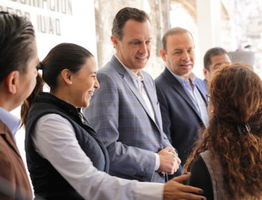 Entrega Mauricio Kuri apoyos económicos beneficiando a jóvenes universitarios de Corregidora