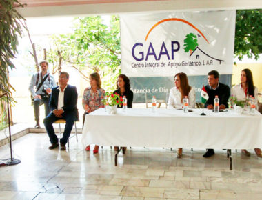 Entregan apoyos funcionales a personas de la tercera edad
