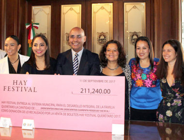 Hay Festival dona lo recaudado a DIF municipal de Querétaro