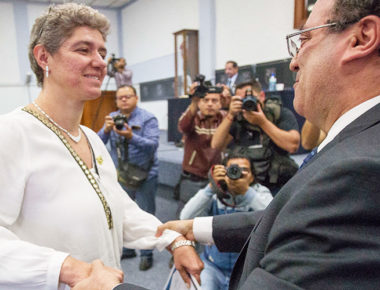 Entrega Consejo Universitario a Teresa García Gasca Constancia de Rectora electa