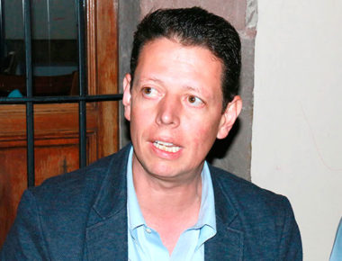 Firma Ortiz Proal iniciativa estudiantil “Yo por la UAQ”