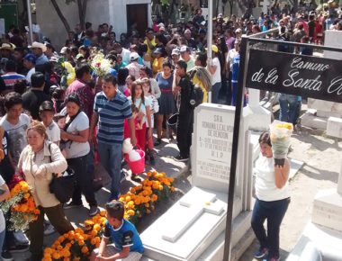 Queretanos celebran Día de Muertos con flores, lutos y tamales