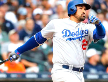 Dodgers envían a inicialista mexicano Adrián González y 3 peloteros a Bravos por Matt Kemp