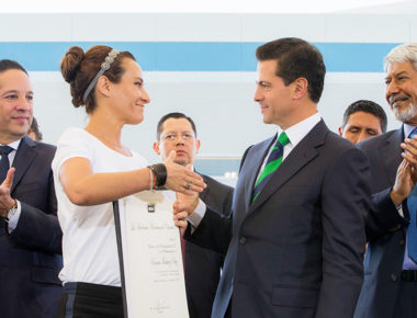 Tema de los 43, desgraciadamente es caso cerrado, contestó EPN a protesta: Investigadora