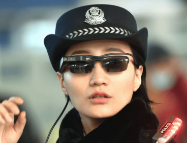 Policía China utiliza gafas de reconocimiento facial para identificar a sospechosos