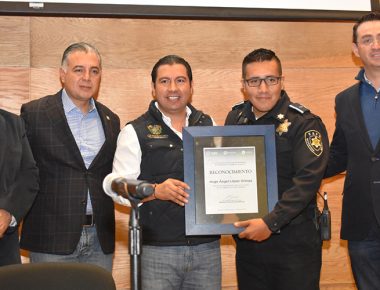 Da municipio de Querétaro reconocimiento a policía que salvo vida de ciudadano
