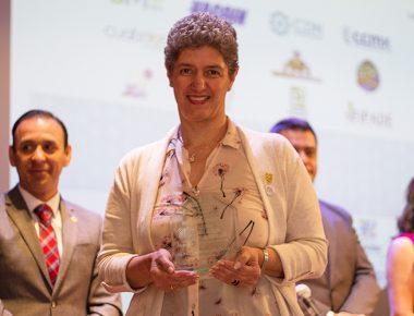 Recibe rectora de UAQ reconocimiento por Mérito Académico