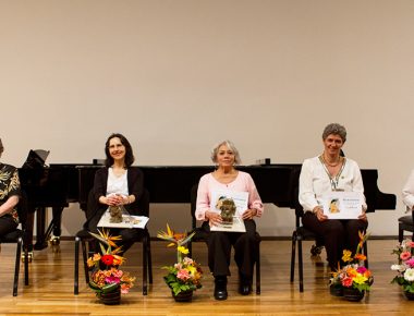 Teresa García rectora de UAQ recibe premio Coatlicue