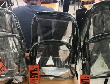Llevarán mochilas transparentes estudiantes de EUA tras tiroteo