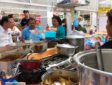 Recorre Kuri el mercado Hidalgo y charla con los comerciantes