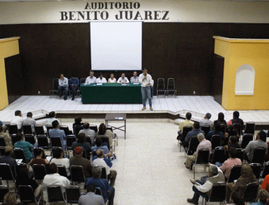 Felipe Macías se reúne con 150 concesionarios de taxis