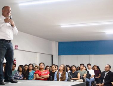 Lleva Pancho Pérez propuestas de seguridad, becas y movilidad a universitarios