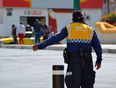 Agentes de movilidad auxilian en tránsito por fallas en semáforos