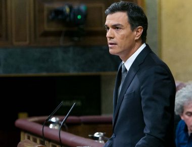 Deja Rajoy gobierno español tras casos de corrupción; llega gobierno socialista