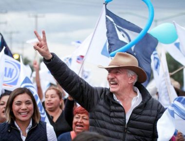Enrique Vega se compromete con transporte gratuito para adultos mayores
