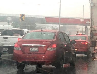Provoca lluvia congestionamiento vehicular