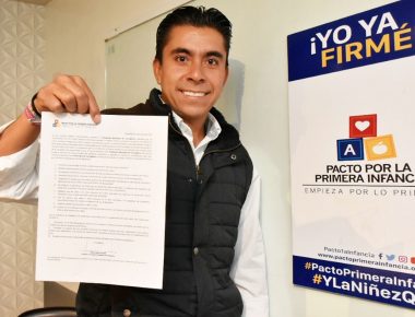Roberto Sosa firma por la niñez de Corregidora