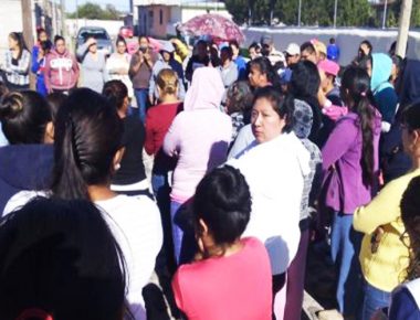 Se manifiestan padres de familia por regreso de director a escuela