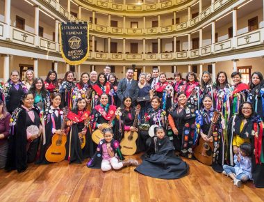 Estudiantina Femenil de la UAQ recibe presea del municipio de Querétaro