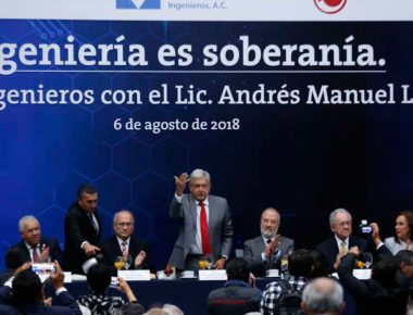 AMLO y Slim coinciden en desayuno con ingenieros