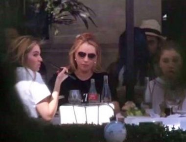 Escoltas de Angélica Rivera intentan quitar celular a fotógrafo que la captó en París