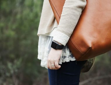 Mujeres cargan más de seis kilos en sus bolsas, alarman especialistas