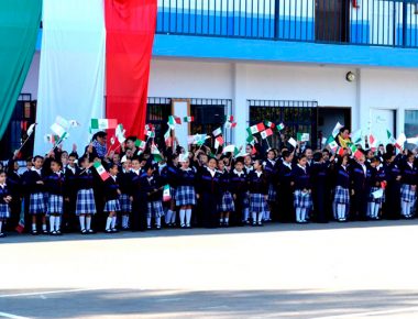 Padres de familia hacen fila para recoger útiles escolares en Querétaro