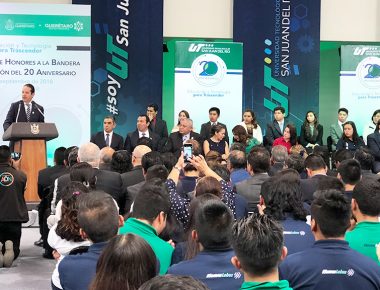 Celebra UTSJR 20 años como institución educativa