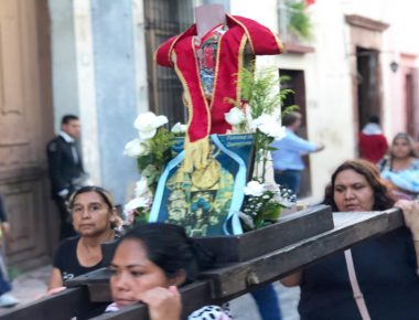 Más de 20 mil concheros veneran a la Santa Cruz
