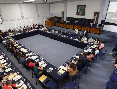 Presenta UAQ proyecto de Parada de camión