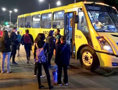 Unidades de la Secretaría de Movilidad apoyan con transporte a la población