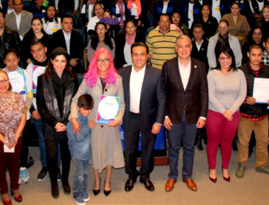 Autoridades Municipales entregan Reconocimientos a Jóvenes Beneficiarios
