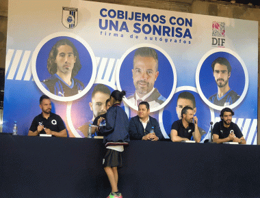 Gallos Blancos de Querétaro y DIF Estatal se solidarizan para este invierno