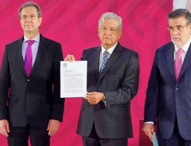 AMLO firma iniciativa para cancelar la Reforma Educativa
