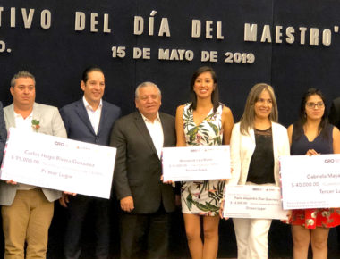 Festejan a los maestros en su día y reconocen su labor