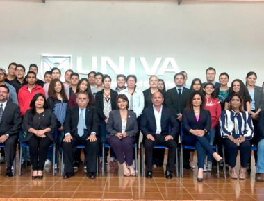 Signan convenio de colaboración entre CMIC y UNIVA