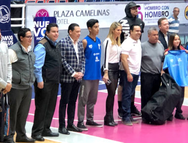 Reciben alumnos de nivel medio superior equipamiento deportivo
